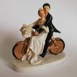 Couple mariés à vélo