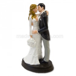 Couple de mariés enlacés