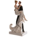 Figurine marié portant la mariée
