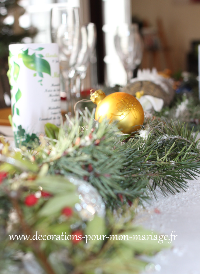 boules de noel et décor sapin sur la table